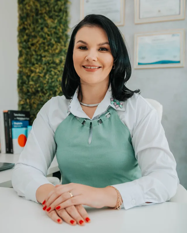 Dra. Tamiris Mendonça em seu consultório